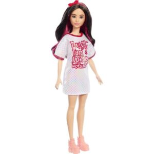 Barbie Fashionista baba pólóruhában – 65. évfordulós baba