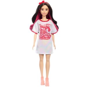 Barbie Fashionista baba pólóruhában – 65. évfordulós baba