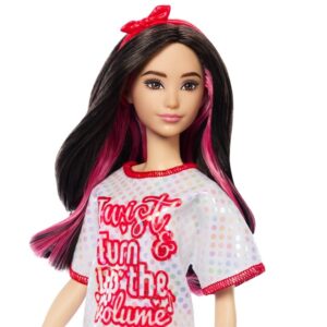 Barbie Fashionista baba pólóruhában – 65. évfordulós baba